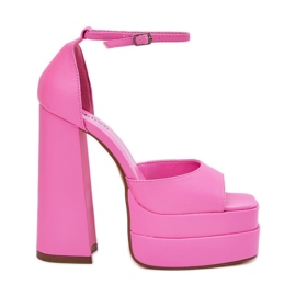 Frauensandalen auf der Post und rosa Plattform