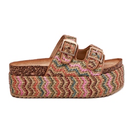 Pantoffeln für Frauen auf einer massiven Plattform mit Geflecht und mehrfarbigen Schnallen beige