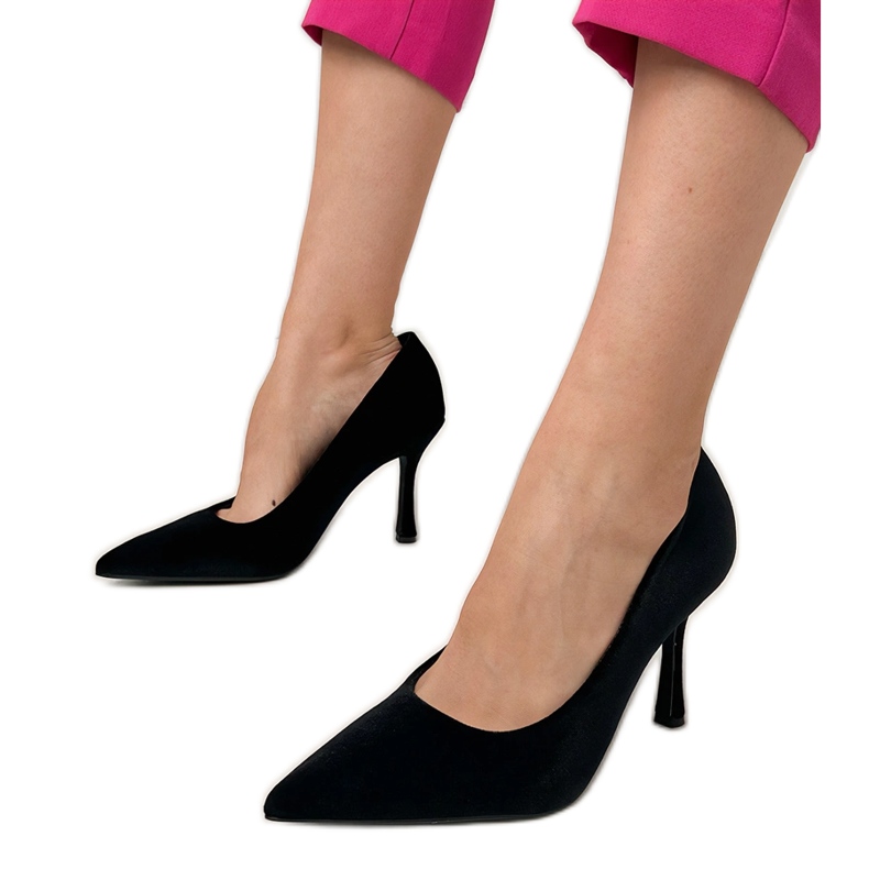 Schwarze Velourspumpen auf einer High Heel