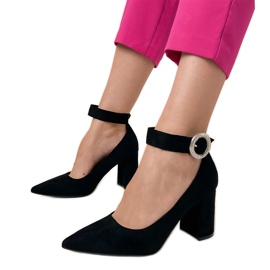 Schwarze Pumpen auf dem Pfosten mit einer Schnalle und Zirkons