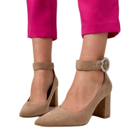 Beige Pumpen auf dem Pfosten mit einer Schnalle und Zirkons