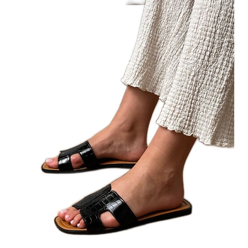 Schwarze Flat -Flip -Flops mit Pressen