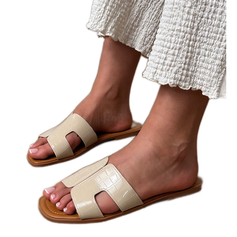 Beige klatscht auf eine flache Sohle mit Pressen