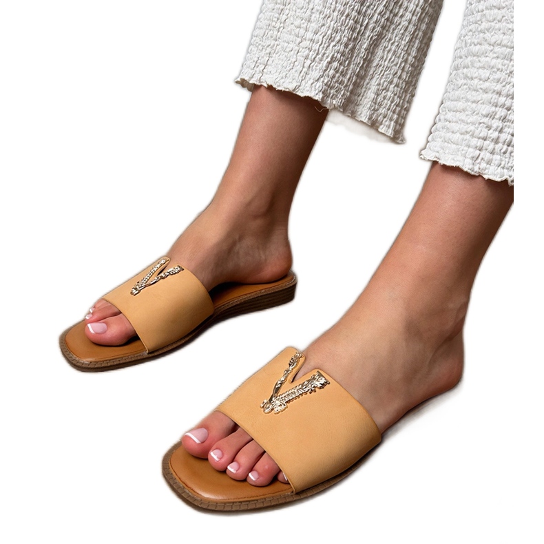 Beige Flip Flops mit einer goldenen Dekoration