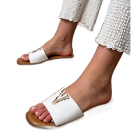 Weiße Flip Flops mit goldener Dekoration