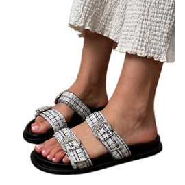 Weiße Flip -Flops mit Streifen und Zirkonen auf den Klemmen