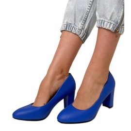 Blaue klassische Pumpen auf dem Pfosten