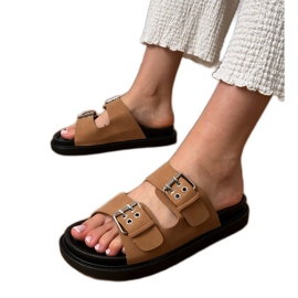 Braune Flip -Flops mit Klemmen auf Streifen
