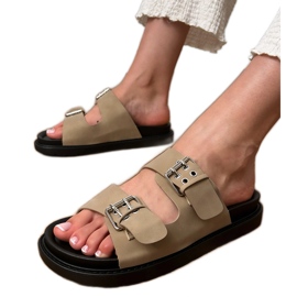Grüne Flip Flops mit Klemmen auf Streifen beige
