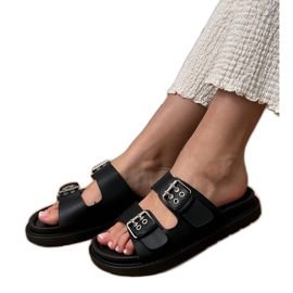 Schwarze Flip Flops mit Klemmen auf Streifen
