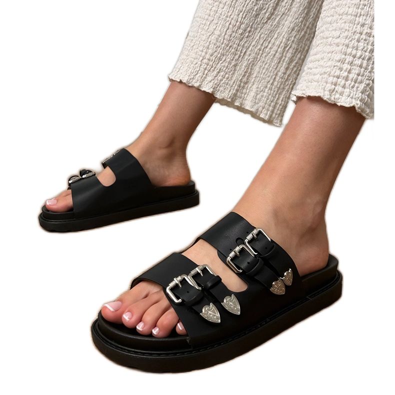 Schwarze Frauenruhen mit dekorativen Schnallen