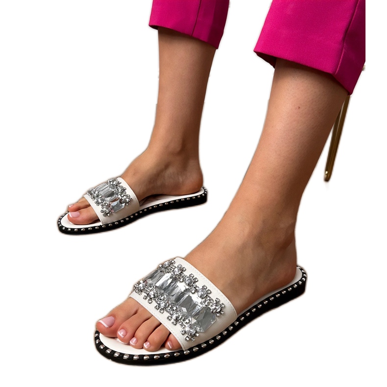 Weiße Flip -Flops mit Kristallen dekoriert