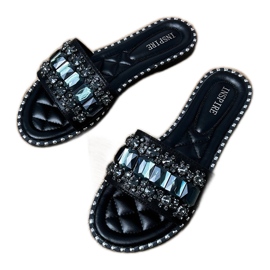 Schwarze Flip -Flops mit Kristallen dekoriert