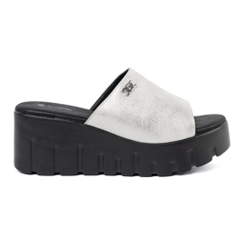 Goodin Silberflip flops auf einer schwarzen Plattform