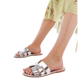 Silberflip -Flops mit Ausschnitten dekoriert