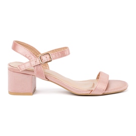 Hellrosa Sandalen auf dem Pfosten