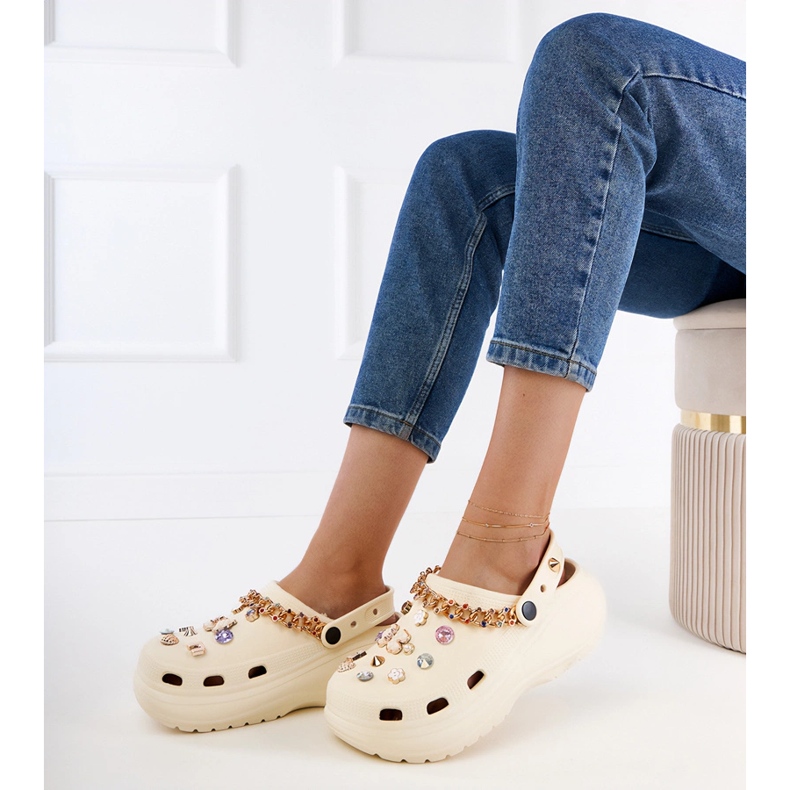 Beige Flip -Flops mit Dekorationen gebaut