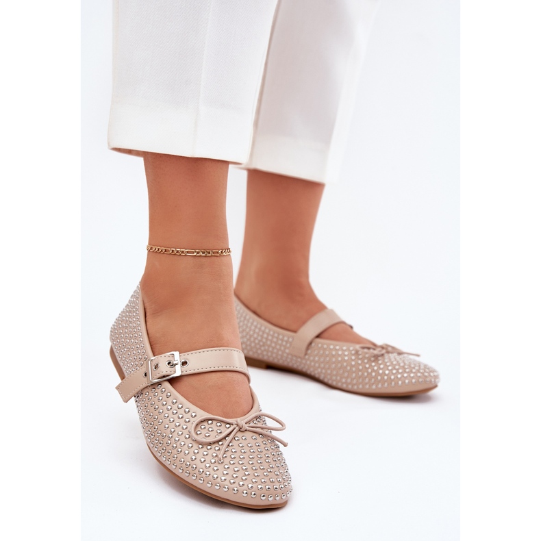 Dekorierte Ballerinas mit Bogen und beige Gürtel
