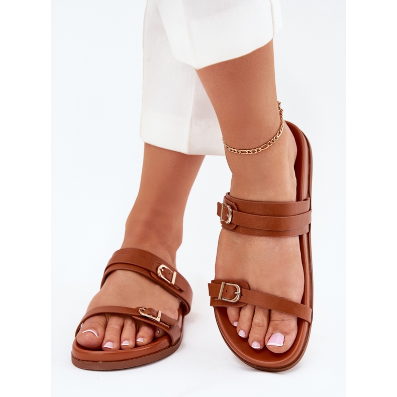 Damenschuhe mit Kamelschnallen braun