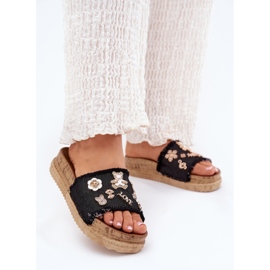 Damenflip flops mit goldenen Stiften auf der Plattform schwarz