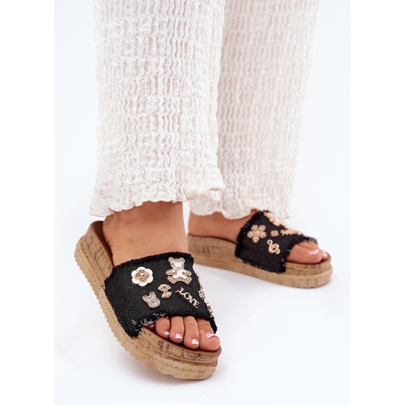 Damenflip flops mit goldenen Stiften auf der Plattform schwarz