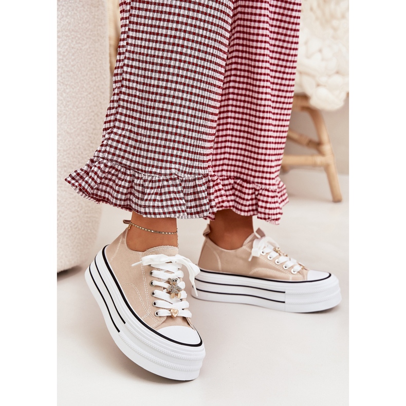 Frauen -Sneaker auf der Plattform mit goldenen Pins Beige