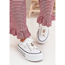 Frauen -Sneaker auf der Plattform mit goldenen Stiften weiß