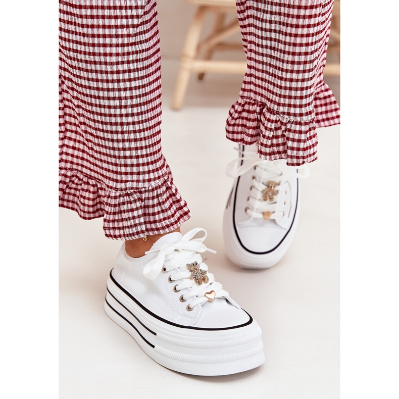 Frauen -Sneaker auf der Plattform mit goldenen Stiften weiß