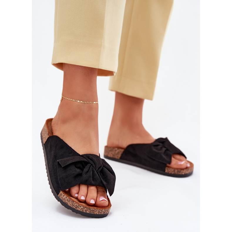 Damenschuhe auf einer Korksohle mit einem schwarzen Bogen