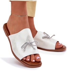 EVento Flach -geköpfte Frauenflip -Flops mit einer dekorativen Silberbindung