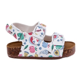 Kindersandalen auf einer Korkensohle mit Klammern weiße Früchte