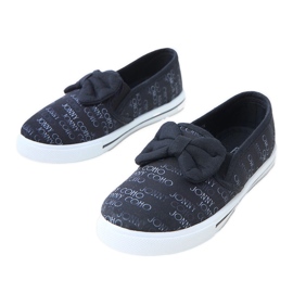 Schwarze Kinder -Turnschuhe mit einem Bogen