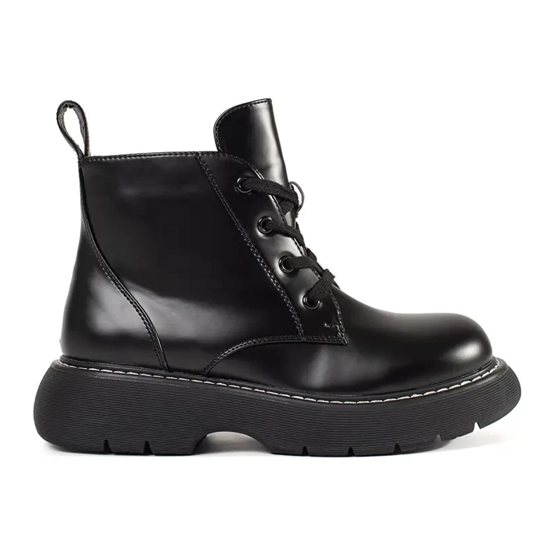 Schwarze Stiefel auf der Plattform geschnürt