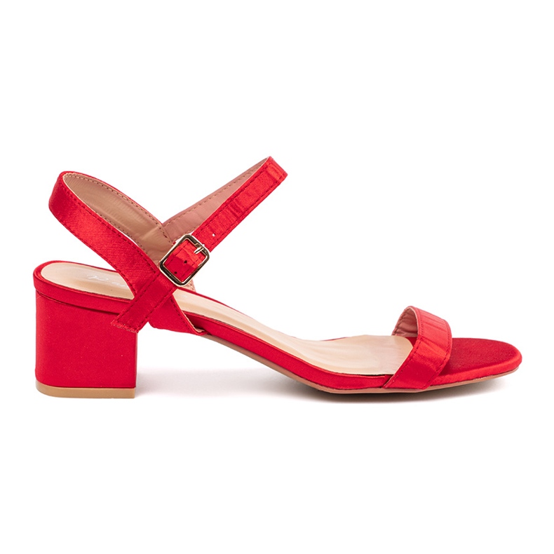 Shelvt Rote Sandalen an einem Pfosten