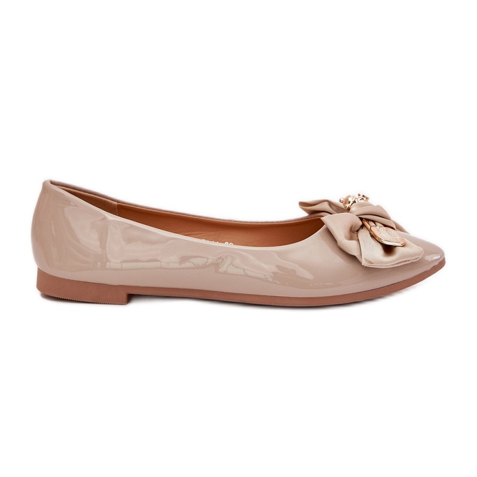 Bemalte Ballerinas mit einem Bug und einer goldenen Brosche dunkler Beige Rivona