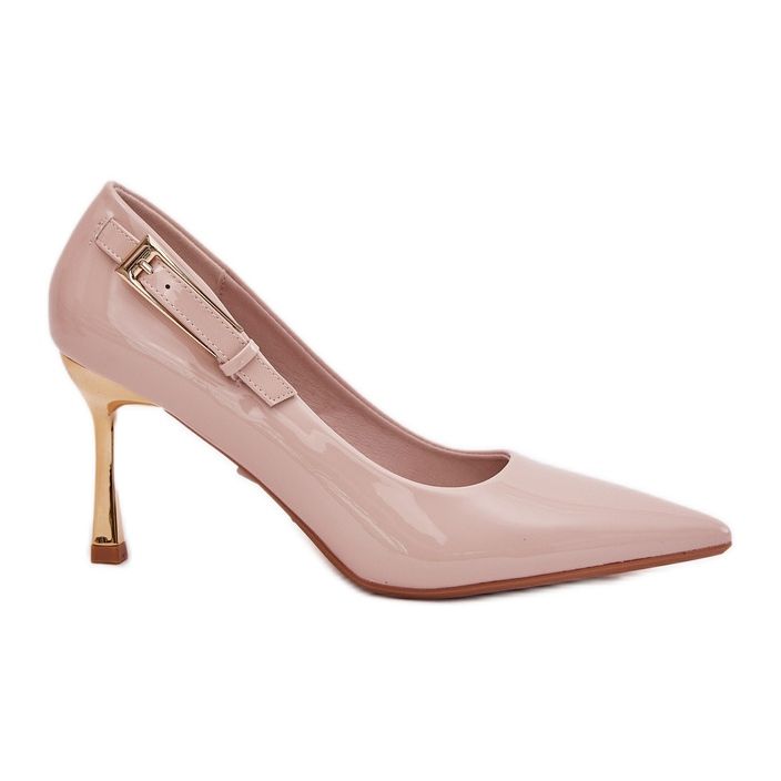 Lackierte Absätze mit einer goldenen beige Klemme