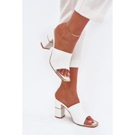 Boto Elegante Frauen -Pantoffeln auf dem White Raiza Post weiß