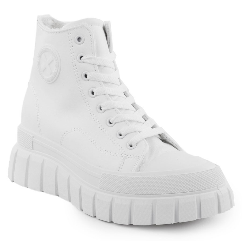 Hoch -Turnschuhe isoliert auf der White News -Plattform 9152 weiß