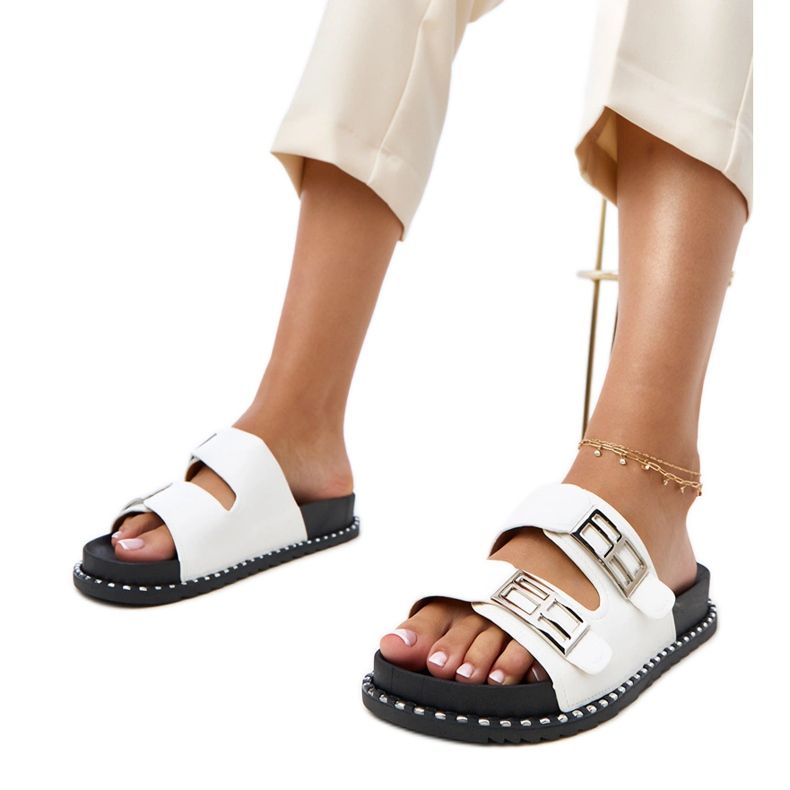 Weiße Flip Flops auf der Blau -Plattform