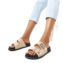 Beige Flip Flops auf der Blau -Plattform