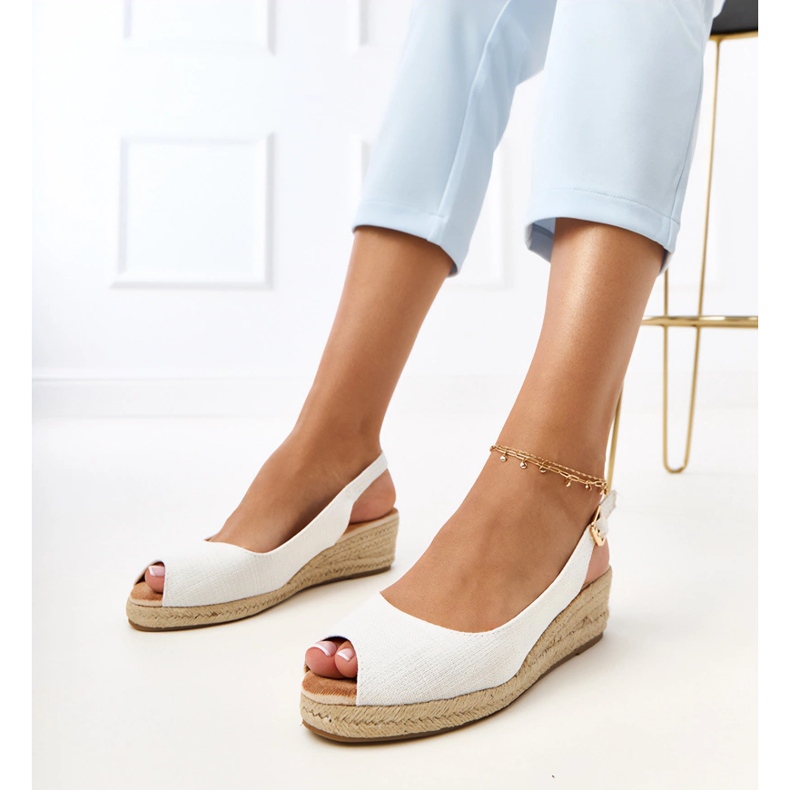 Weiße Espadril -Sandalen auf dem Nevarek -Keil