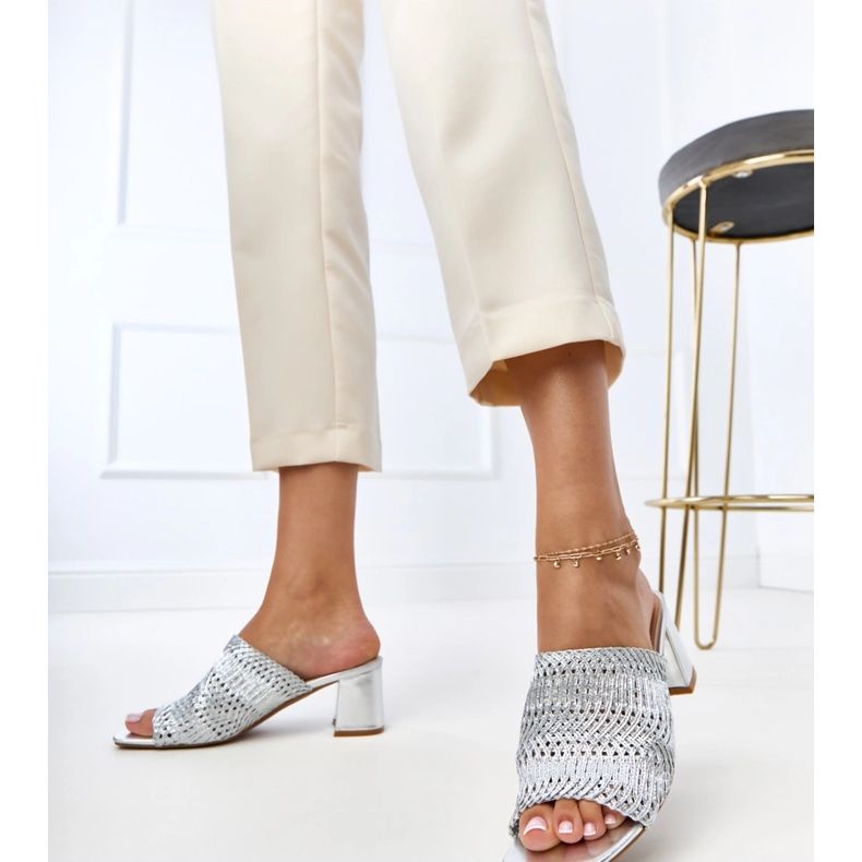 Silver Flip Flops auf dem Pfosten mit geflochtenen Gamboa -Streifen silber-