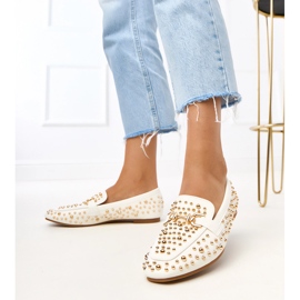 Weiße Slipper mit Lea -Stollen dekoriert