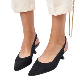 Schwarze Materialpumpen mit niedriger Absatzkassie