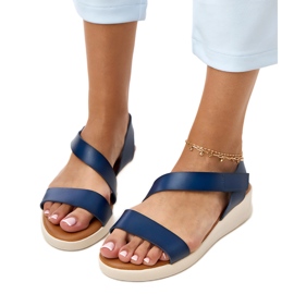 Marine Sandalen auf einem niedrigen Keilverkado