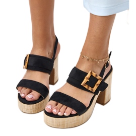 Schwarze Sandalen auf dem Pfosten mit Elevira -Klemme dekoriert