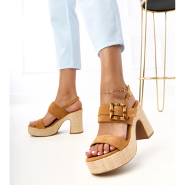 Braune Sandalen auf dem mit Elevira -Klemme dekorierten Pfosten