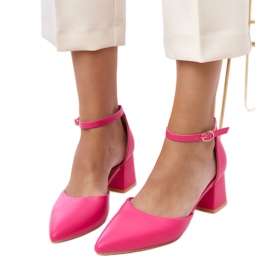 Pinkpumpen auf dem Pfosten, der am Keriswürfel befestigt ist rosa