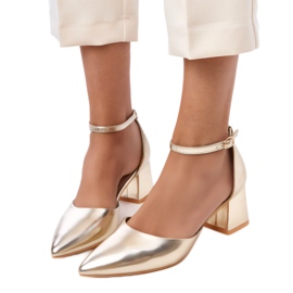 Goldene Pumpen auf dem Pfosten, der an Keriswürfel befestigt ist