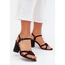 Boto Frauensandalen auf dem schwarzen Mavira -Pfosten